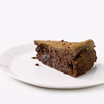 DeliaOnline's tweet photo. Friday's #recipeoftheday - Chocolate Souffle Cake with Armagnac Prunes with Crème Fraîche Sauce https://t.co/kfDAMsjauw #dessert #chocolaterecipes #flourlesscake #cookingforthefreezer #deliaschristmas https://t.co/JG9K3ADIs5