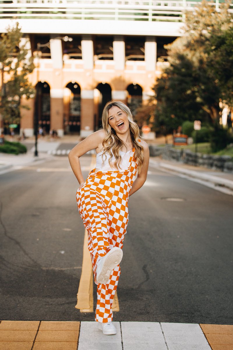 ryleewaye's tweet photo. HAPPY GRADUATION!! 
LOVE YOU SIS! 🧡🧡🧡🧡
#UTGrad2021 https://t.co/xbBVmRToUD