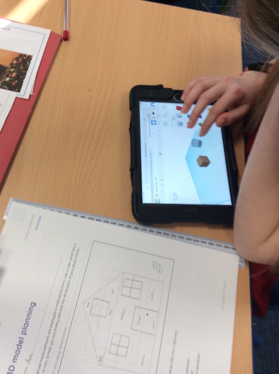 StoneferryPS's tweet photo. Using Tinkercad to create a 3D model in Y6. #spscomputing #spsyear6 https://t.co/oeSZo6aEse