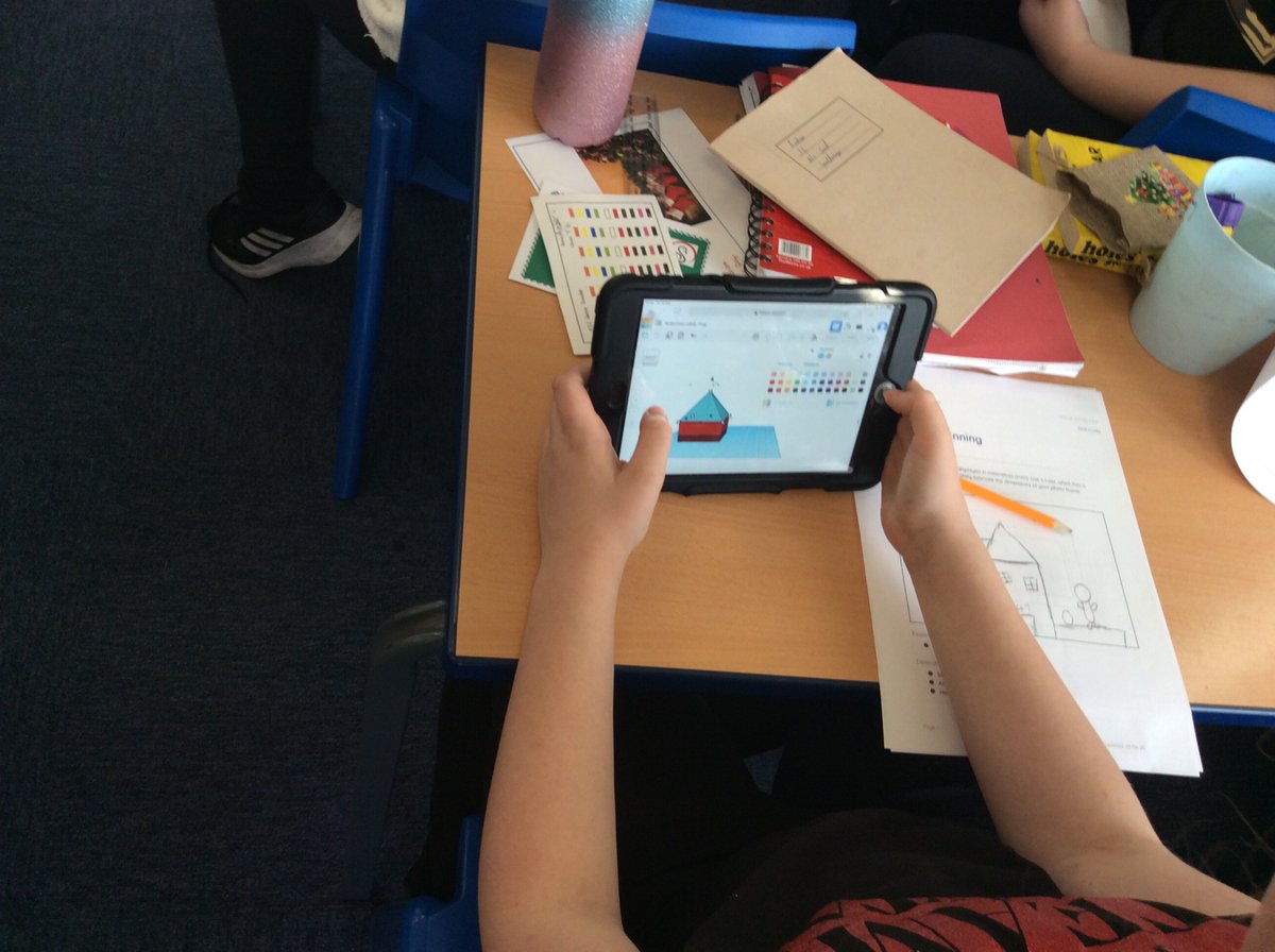 StoneferryPS's tweet photo. Using Tinkercad to create a 3D model in Y6. #spscomputing #spsyear6 https://t.co/oeSZo6aEse