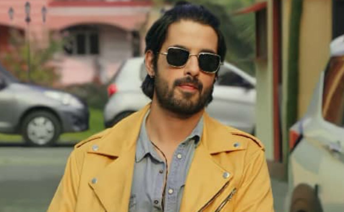 rushaxheaven's tweet photo. The persons who are saying that this style doesn't suits on him. 
I just wanna tell you guys
"He is Abrar Qazi the style doesn't suits on him because he suits on every style"
So please stop saying bad things about him or his style💔
#Abrarqazi https://t.co/avrD2jBkbH