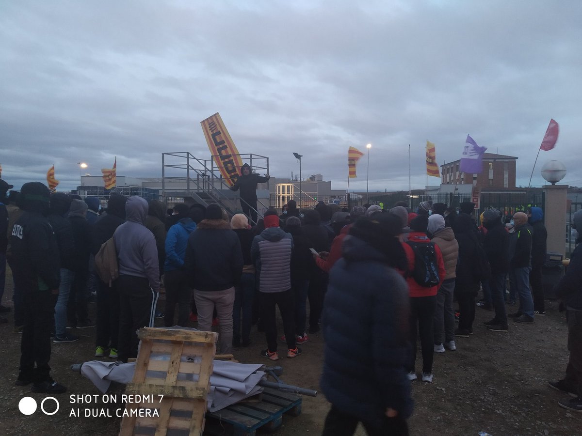 GuerraDeClases's tweet photo. El piquete de la patronal, también conocido como @mossos, ha forzado que un grupo de esquiroles entrasen hoy a trabajar en la cárnica #Avidel de #VallCompanys en #Lleida.
#AvidelEnLucha
#AvidelEnLluita https://t.co/kQKSTIVC0m