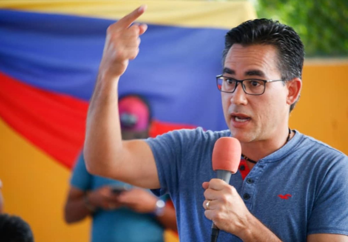 DanteRivasQ's tweet photo. ¡Gobernador se burla del pueblo! No podemos dejar pasar el hecho de que Morel Rodríguez gobernador de #NuevaEsparta haya viajado fuera del país cuando recién resultó electo y hay tanto trabajo por hacer en nuestras islas. Los gobernadores electos de otros estados están accionando https://t.co/lnlF5BT3dp