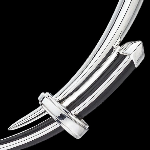 Sleek, rich, super-fine black ceramic combines with gilt-silver or liquid gold vermeil to create dark statement pieces. From designer Shaun Leane – the Sabre-Deco collection is available in store and online. 🔥🔥🔥
galio.co.uk/shaun-leane