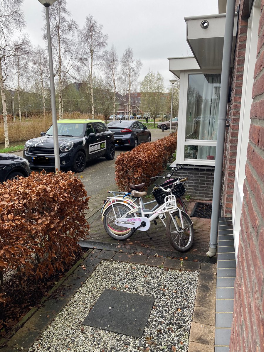 Josine_R's tweet photo. When my neighbours daughter has friends visiting 🚲🚲 https://t.co/roHK9Ez4In