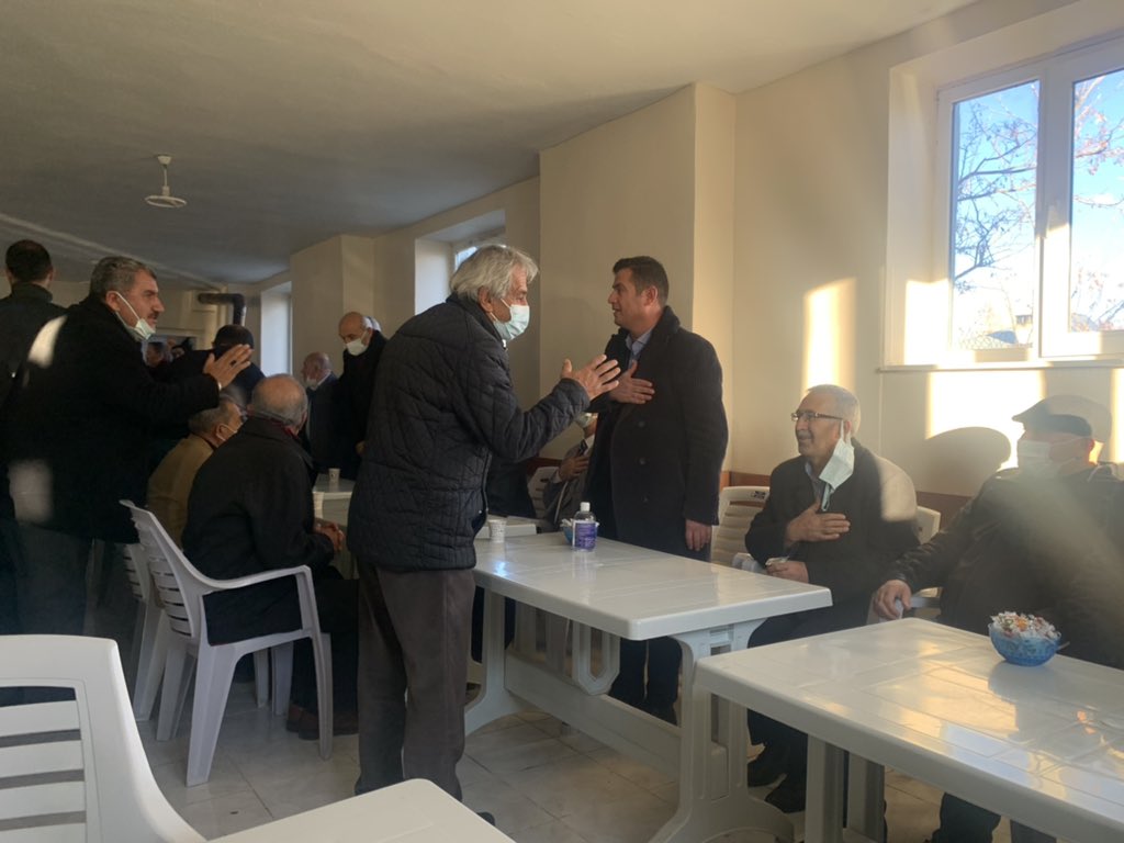 vanaktusba's tweet photo. 📍Göllü 

İl Başkanımız @K_Turkmenoglu_V , İlçe Başkanımız @MnuriBasdinc , Belediye Başkanımız @Salih_Akmann ve beraberlerindeki heyet ile birlikte Göllü Mahallesinde Sidal ailesine taziye ziyaretinde bulunarak başsağlığı dileklerinde bulundular
@AK_PartiVan @sinbasak https://t.co/WPtblTkpMr