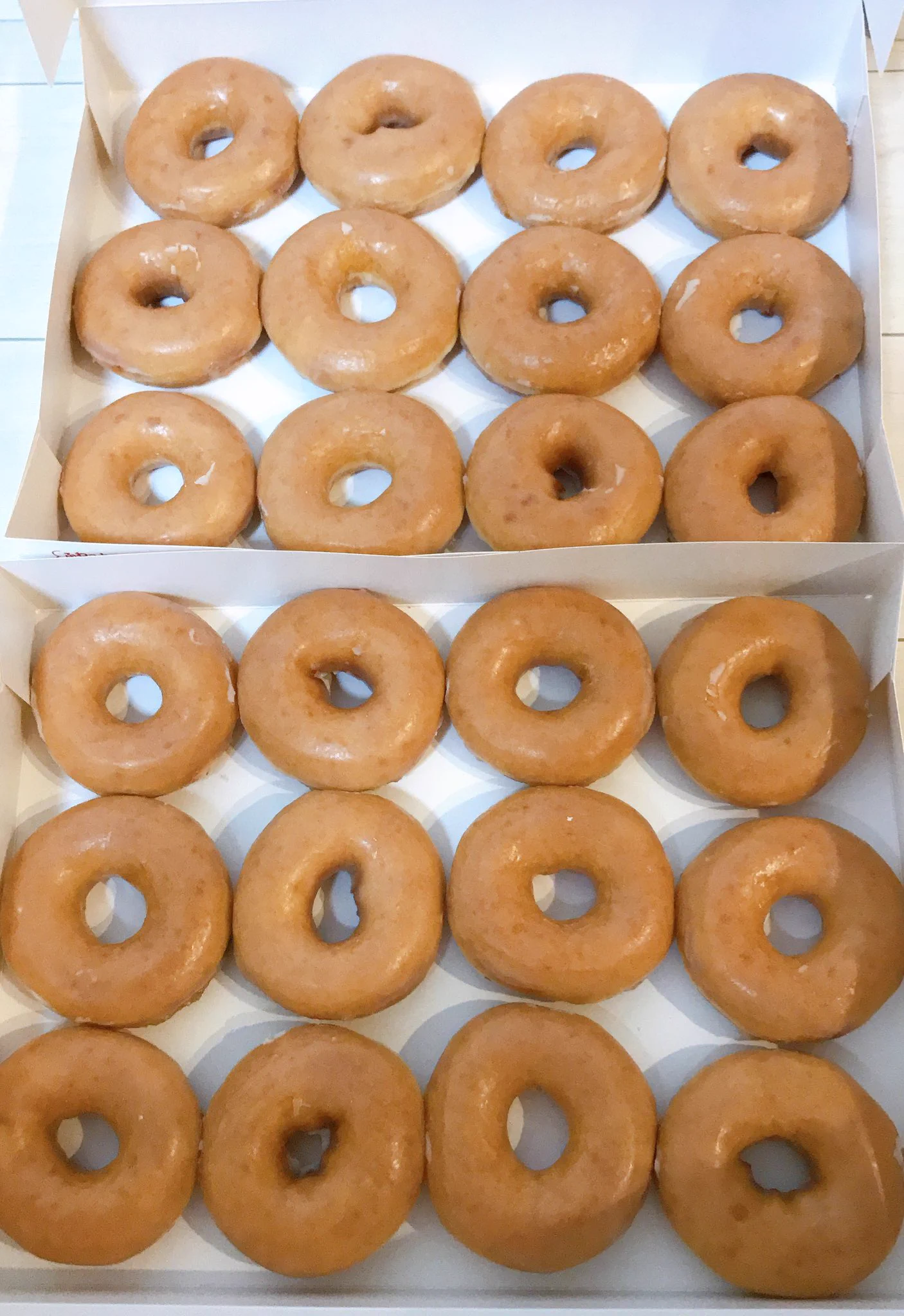 クリスピークリームドーナツを1箱買うと？もう1箱無料で付いてきたwww