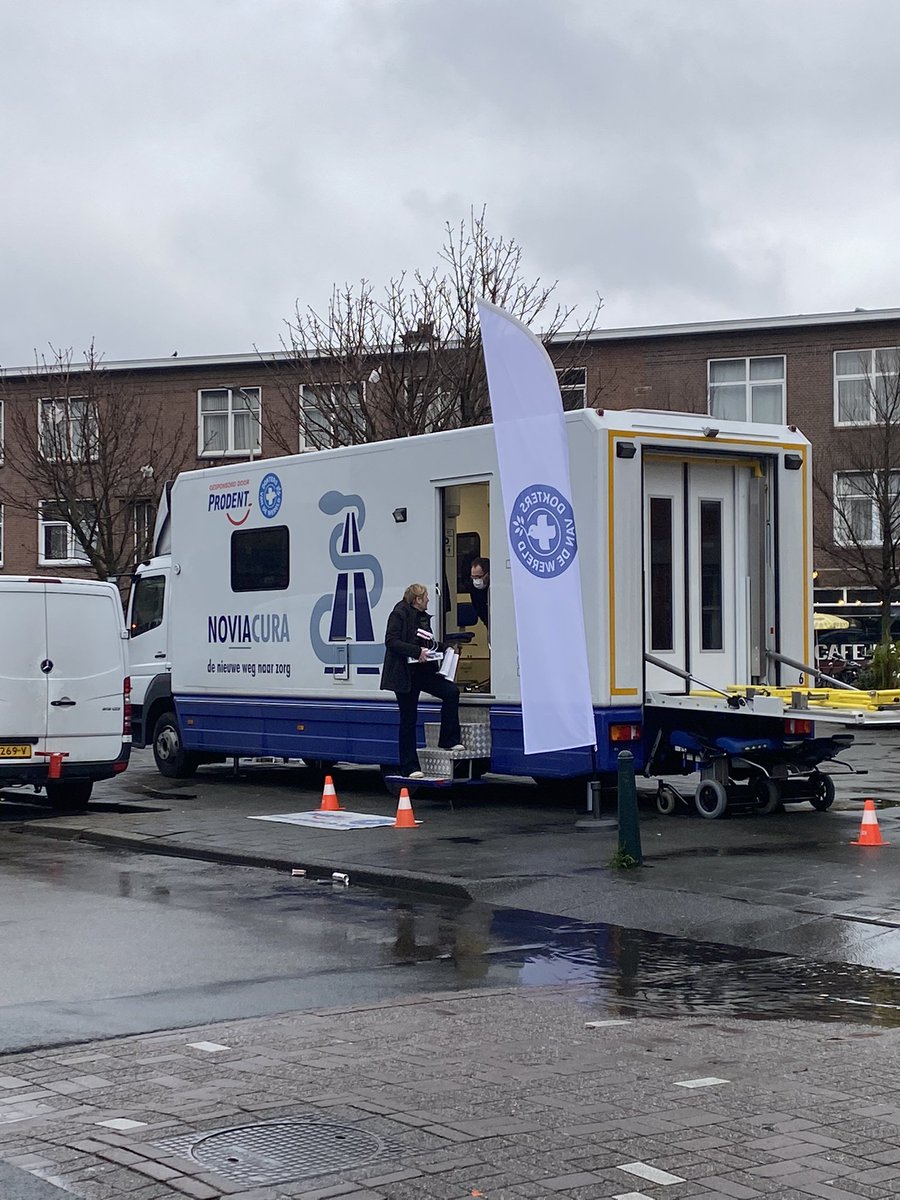 Mijn eerste middag als vrijwilliger in de Haagse Transvaal wijk. Vandaag zijn de ongedocumenteerden aan de beurt om verlost te worden van pijn in hun mond.