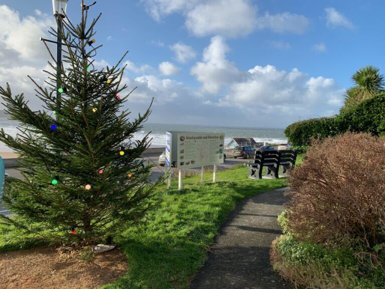 WoolacombeTIC's tweet photo. Thanks to Pete Starbuck for putting up our Christmas Tree in time for the #Woolacombe at Christmas events this weekend! ππ
π»π Head to the events section of our website for event times https://t.co/XAzsXJ0ea2 #visitfromsanta #carolsinging #disco #treasurehunt #farmersmarket https://t.co/QRMr5oVrnR
