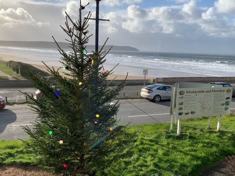 WoolacombeTIC's tweet photo. Thanks to Pete Starbuck for putting up our Christmas Tree in time for the #Woolacombe at Christmas events this weekend! ππ
π»π Head to the events section of our website for event times https://t.co/XAzsXJ0ea2 #visitfromsanta #carolsinging #disco #treasurehunt #farmersmarket https://t.co/QRMr5oVrnR