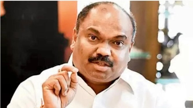 the_news_21's tweet photo. #Maharashtra’s Transport Minister #AnilParab announces that the government is giving another chance to #employees of Maharashtra State Road Transport Corporation - #MSRTC to call off their #strike and resume work.
#msrtceworker #msrtcstrike
@advanilparab @CMOMaharashtra https://t.co/LZaP9MnCxR