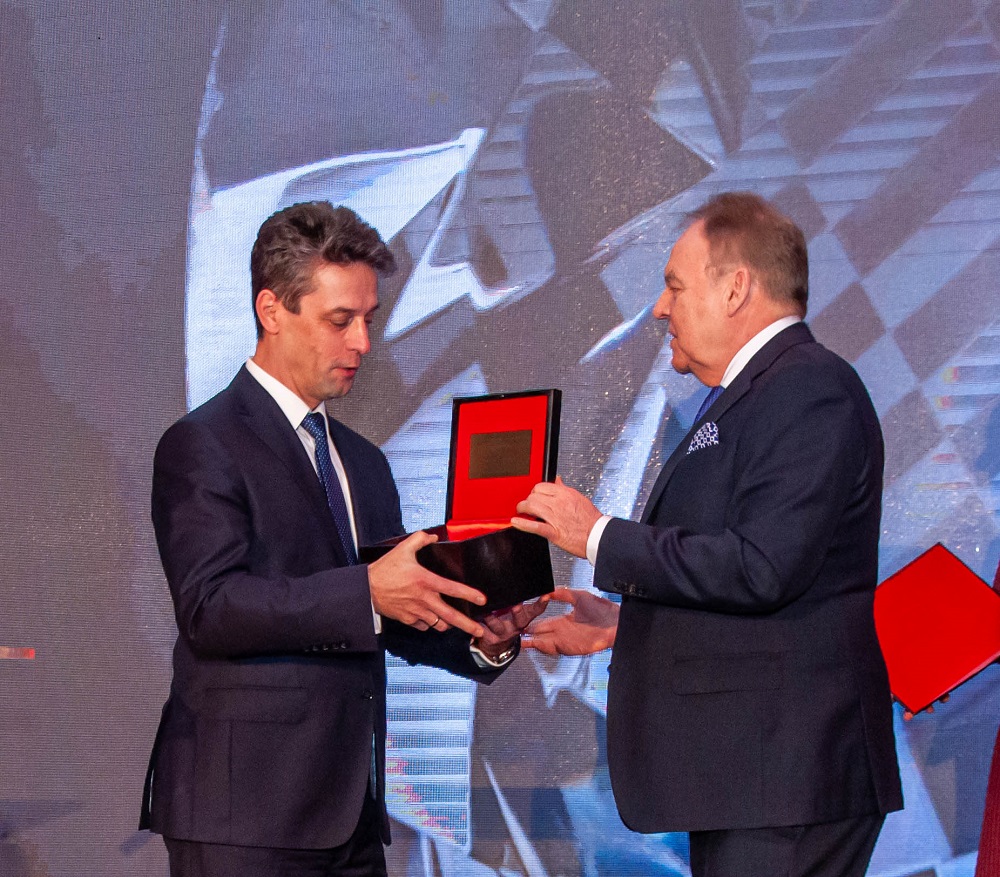 applia_pl's tweet photo. Wojciech @KoneckiWojciech Prezes Zarządu APPLiA Polska otrzymał Optimusa 2021, nagrodę przyznawaną przez @PracodawcyRP.
Więcej na: https://t.co/J40rz1D6ux
#agd #applia #optimus #pracodawcyrp https://t.co/m3leP7tL17