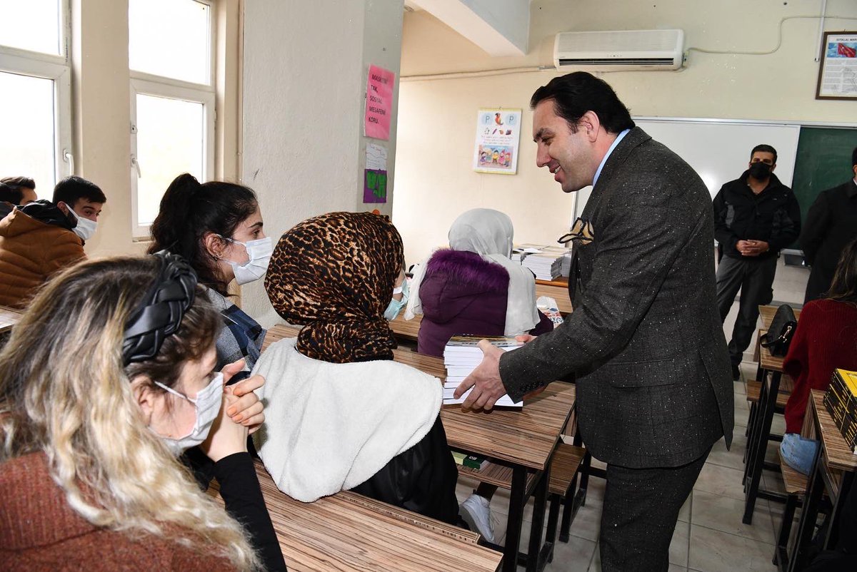 bismilbelediye's tweet photo. ❗Geleceğe Attığı Her Adımda Gençlerimizin Yanındayız❗

Bismil Kaymakamı/Belediye Başkan V. Enver Hakan Zengince;

📌Halk Eğitim Merkezinde,

👩‍🎓👨‍🎓Üniversiteye hazırlanan öğrencilere derse yardımcı kaynak kitapları dağıttı.📚✍️ https://t.co/Rl9zG3yaIG