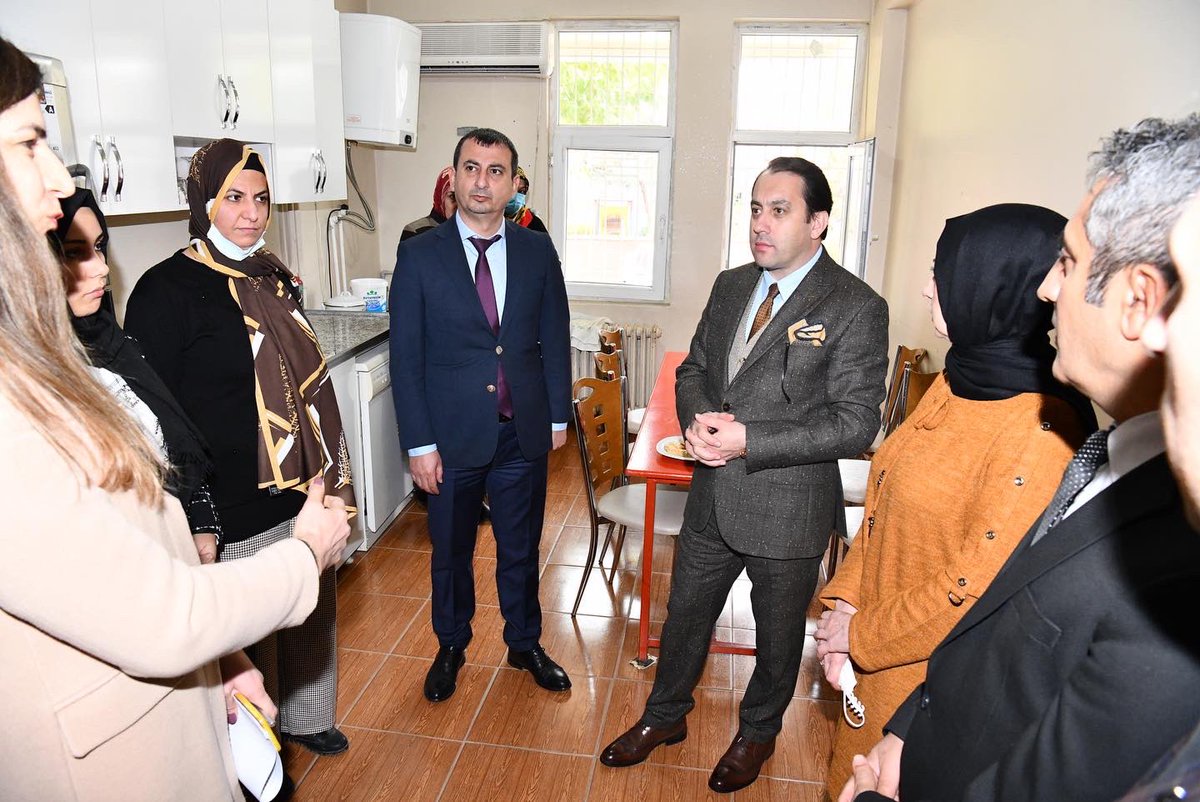 bismilbelediye's tweet photo. ❗Geleceğe Attığı Her Adımda Gençlerimizin Yanındayız❗

Bismil Kaymakamı/Belediye Başkan V. Enver Hakan Zengince;

📌Halk Eğitim Merkezinde,

👩‍🎓👨‍🎓Üniversiteye hazırlanan öğrencilere derse yardımcı kaynak kitapları dağıttı.📚✍️ https://t.co/Rl9zG3yaIG