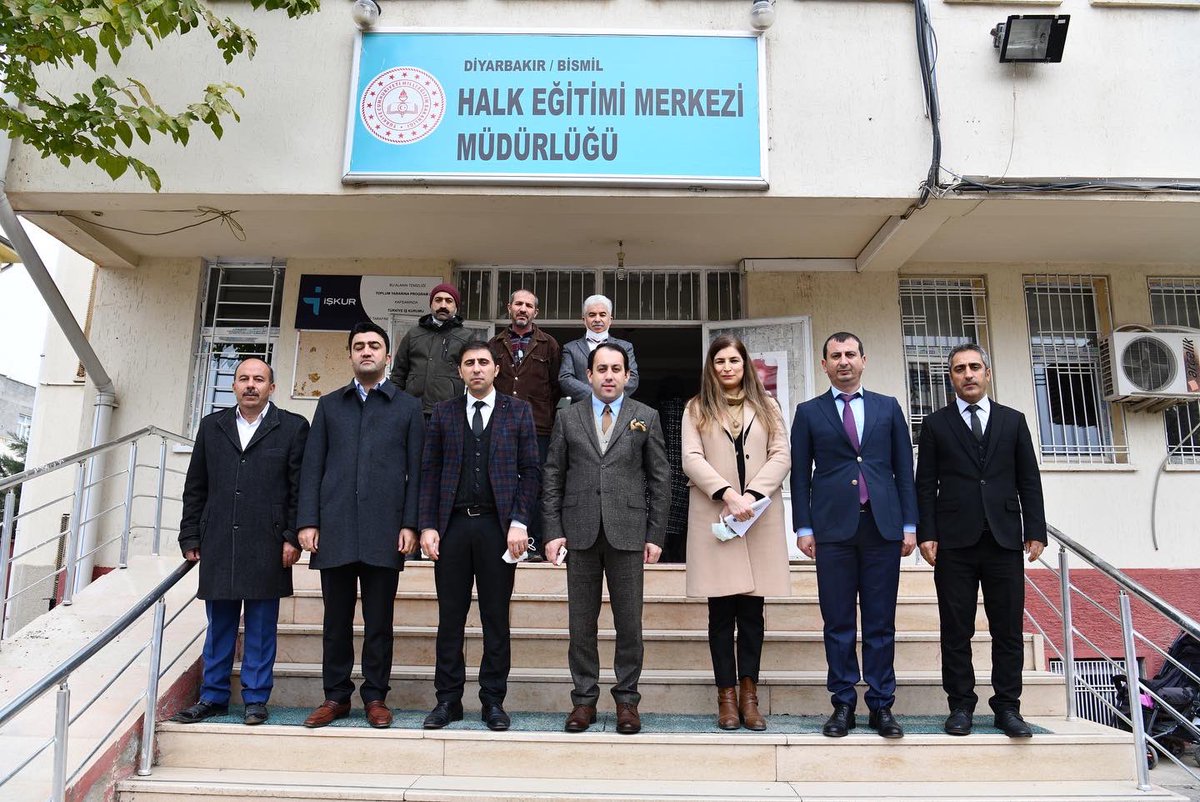 bismilbelediye's tweet photo. ❗Geleceğe Attığı Her Adımda Gençlerimizin Yanındayız❗

Bismil Kaymakamı/Belediye Başkan V. Enver Hakan Zengince;

📌Halk Eğitim Merkezinde,

👩‍🎓👨‍🎓Üniversiteye hazırlanan öğrencilere derse yardımcı kaynak kitapları dağıttı.📚✍️ https://t.co/Rl9zG3yaIG