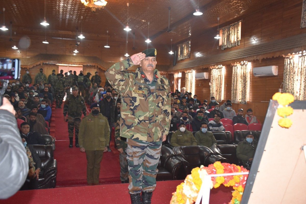 RadioChinar's tweet photo. People of #Sopore gathered together to pay homage to  #GenBipinRawat whom Nation lost in a helicopter crash on 08 Dec 21
Heartfelt prayers were offered to the departed soul Sopore remembers him as People's General
#Kashmir 
@adgpi
@NorthernComd_IA
@ChinarcorpsIA
@manojsinha_ https://t.co/q10w59Xv19