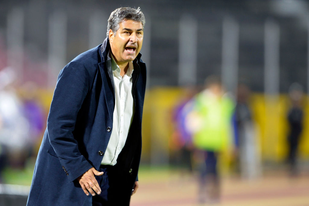 LISTO EN EL BULLA 🔵🔴

La #UdeChile ya tiene DT: el colombiano Santiago Escobar.

Tras la presentación de Luis Roggerio a su favor, la dirigencia azul ratificó a Escobar de manera unánime y el primer paso para la temporada 2022 ya está listo.

¿Qué opinan los hinchas? 🧐