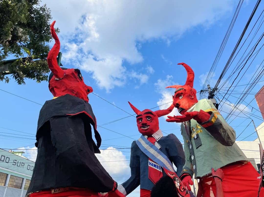 flordeapio's tweet photo. Ridiculizar los poderes decadentes y hegemonicos que nos acaparan, para cancelarlos y evidenciarlos como lo que son: Objeto de nuestras burlas. 

👹 La acción fue parte del proyecto "Imaginando Fuegos" una colaboración para la creación artística propiciada por @Cuirpoetikas https://t.co/HYiwgIpcyw