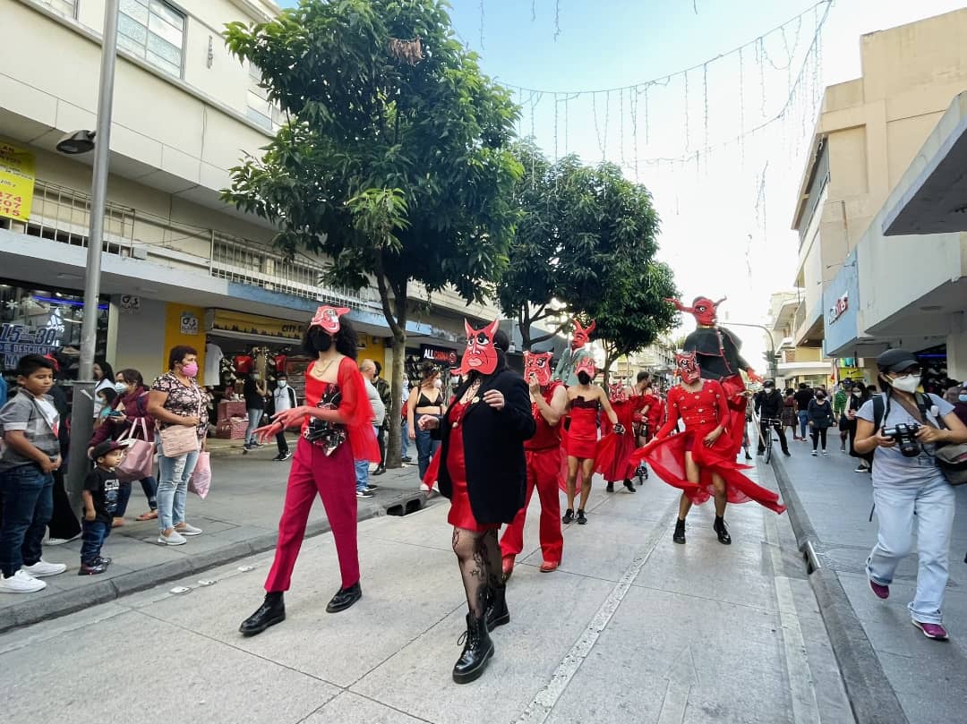 flordeapio's tweet photo. Ridiculizar los poderes decadentes y hegemonicos que nos acaparan, para cancelarlos y evidenciarlos como lo que son: Objeto de nuestras burlas. 

👹 La acción fue parte del proyecto "Imaginando Fuegos" una colaboración para la creación artística propiciada por @Cuirpoetikas https://t.co/HYiwgIpcyw