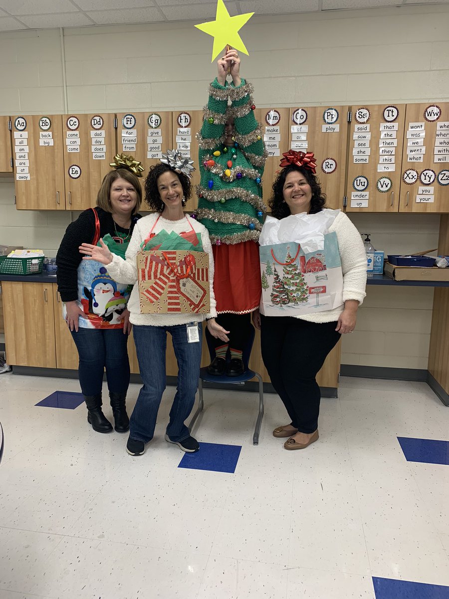 pmiller803's tweet photo. My coworkers are the best gifts ever! @Springdalewcola #thisisLex2 #this @DrNicolasWade https://t.co/8D32XhWod6
