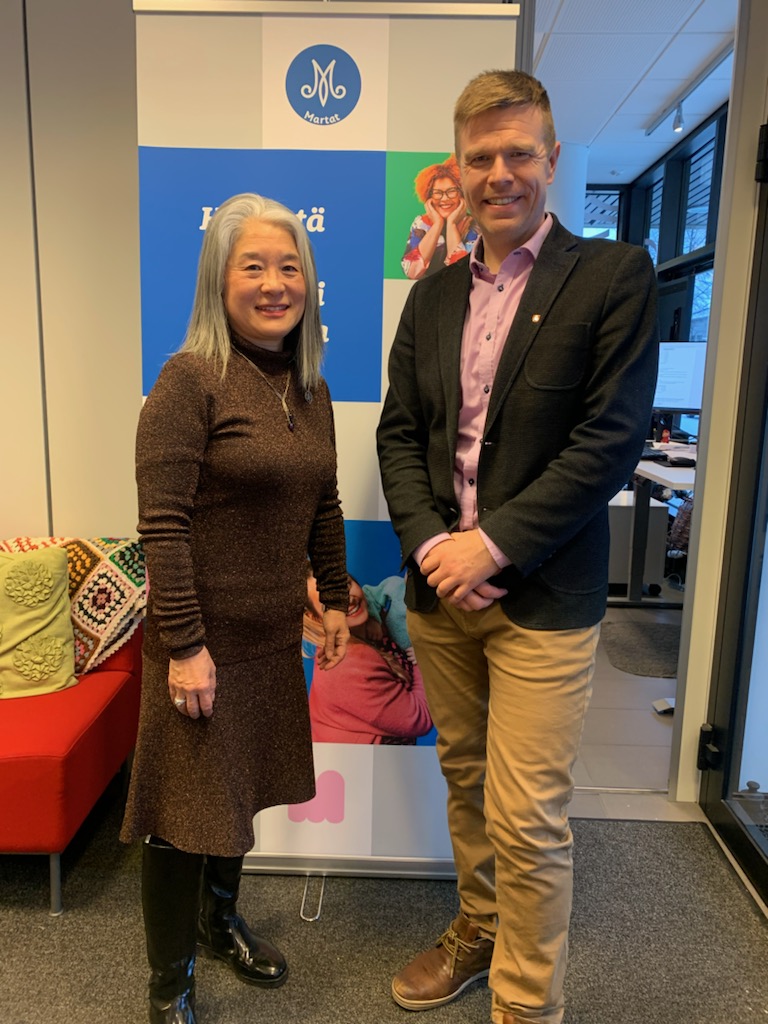 "Suomalaiset miehet ovat olleet niin viisaita, että antavat naisten johtaa maata"  - sanoi kirjailija Marttojen lounaalla.  Sain tänään tavata Naomi Moriyanan, joka kirjoitti kirjan Lumotun metsän sisaret, Elämää Pohjois-Karjalassa amerikkalaisen silmin. Iso lukusuositus