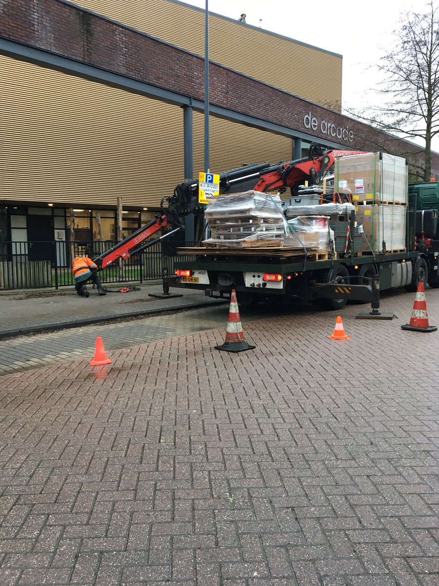 zonopleiden's tweet photo. Daar komen de zonnepanelen voor de Arcade! Vandaag uitladen. Volgende week worden ze geïnstalleerd en starten we met het opwekken van duurzame energie op het dak van de @gemeenteLeiden #elkedagbeter https://t.co/3hQBMabjPR