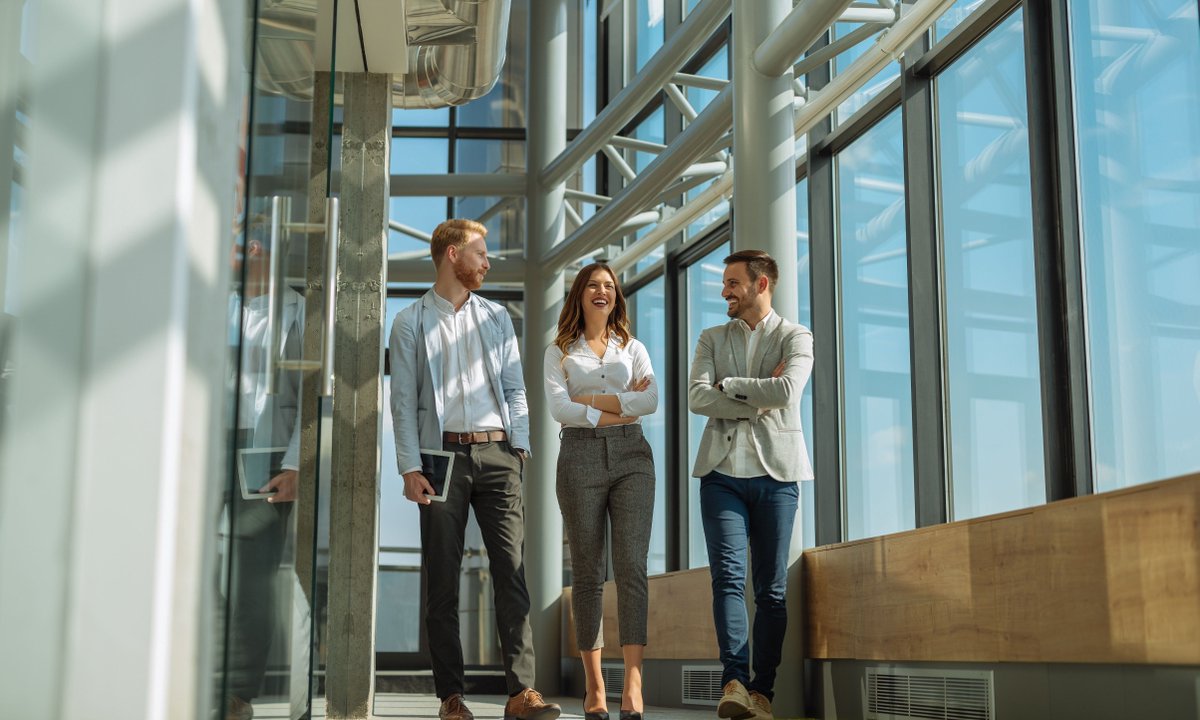 Planon_FR's tweet photo. ➡️ Comment les professionnels du #FM réinventent leur modèle d’exploitation ? 
🤝 A travers ce guide @Alliancy_lemag, @Poste_Immo et #SamFM ont eu l’occasion de s’exprimer au sujet de l’immobilier d’entreprise ainsi que du référentiel technique : https://t.co/WkLre1aSZZ https://t.co/JIT81abp05