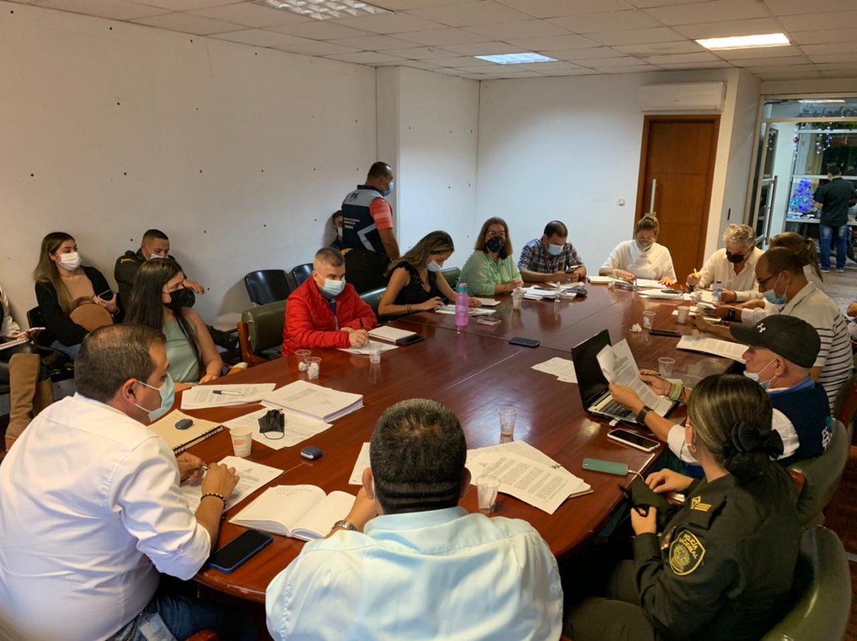 PersoArmen's tweet photo. El día 9 de diciembre la Personería realizó acompañamiento con la funcionaria Lady Garay Ramírez, en el Comité de seguimiento electoral de las elecciones al congreso de la República, en el cual se socializó el decreto que regula la propaganda electoral en el municipio de Armenia. https://t.co/wZWCINh0cJ