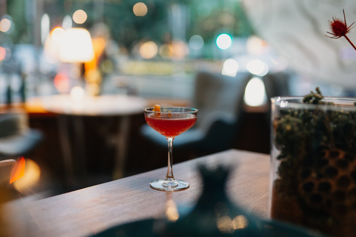 A short Cosmopolitan break between your routines. Cheers to Friday! 🍸 

#RenEvenings #DiscoverThisWay #RenHotels #Cosmopolitan