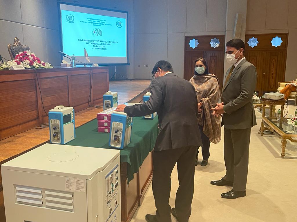 DrNausheenPTI's tweet photo. Received the Donation by Ambassador of #RepublicOfKorea who handed over
#Ventilators #OxygenConcentrators and #CoronaTestingKits in presence of Chairman @ndmapk at @PakPMO slamabad as a gift from Govt and people of Korea. https://t.co/vfILuheIkL