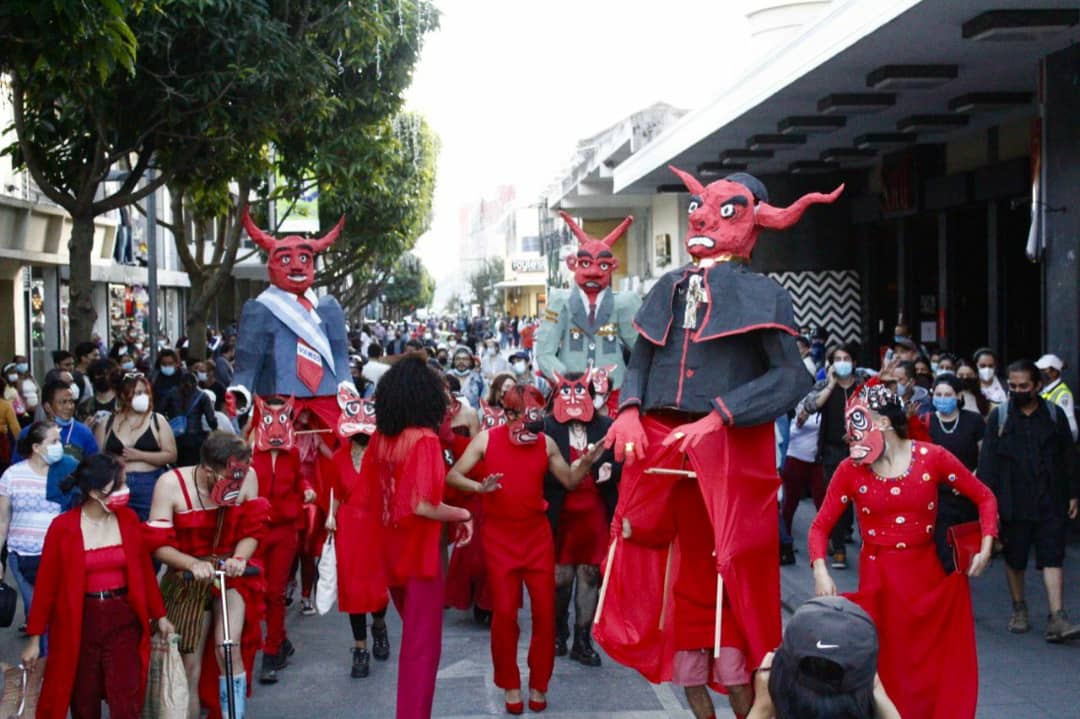 flordeapio's tweet photo. La Quema es una acción performática grupal que trata de exponer lo "diabólico y satánico" que habita en el poder, que personifica la maldad del sistema de Estado. Tomando el día tradicional de la quema del diablo, tratamos, desde la burla y la mofa, desde el baile y la alegría. https://t.co/gSXSdKjE3k