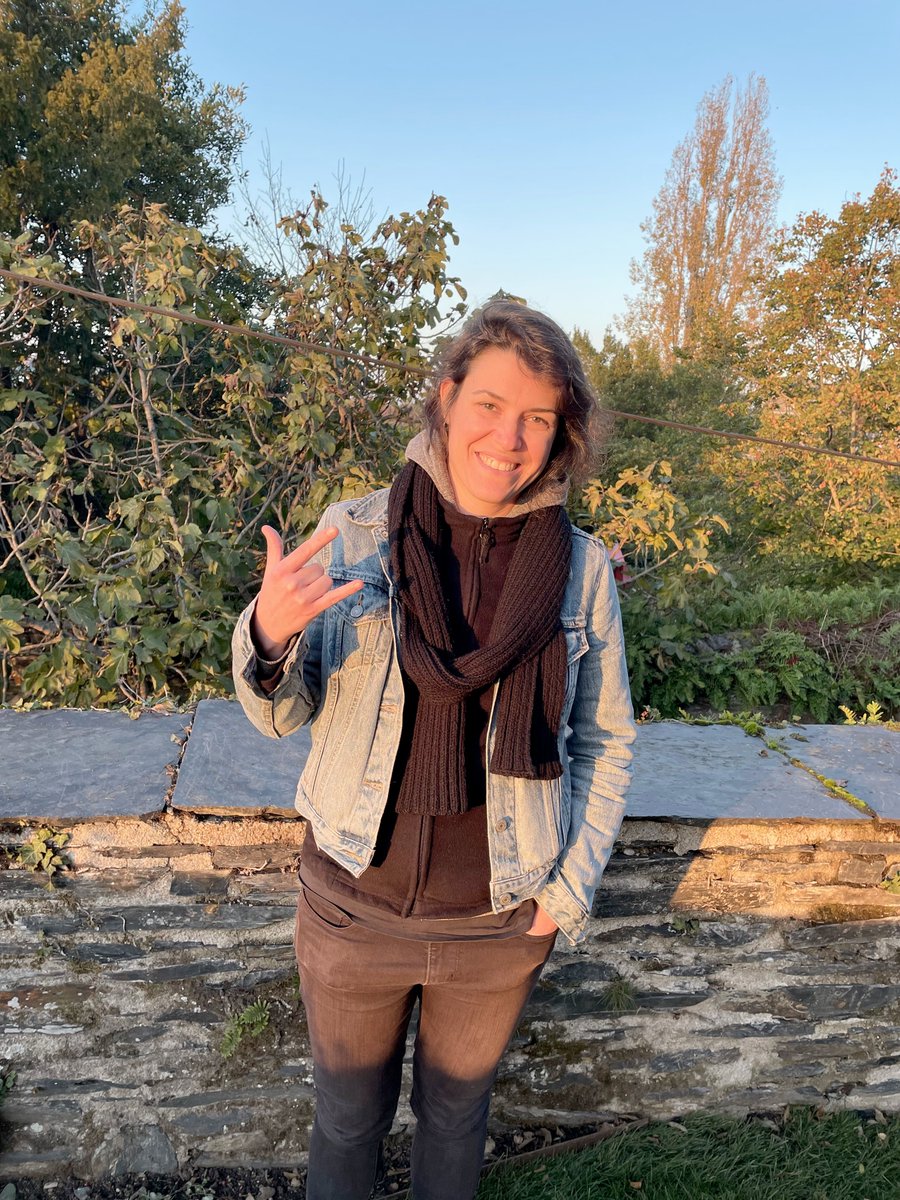 Helyx's tweet photo. La team s'agrandit ! Isabelle* rejoint Helyx en tant que développeuse 👏

Adepte de rock, elle ne loupe jamais une occasion d'assister à un festival, et garde précieusement sa chaîne hi-fi avec lecteur de cassettes &amp; CD 🤘🎶

*eh non, on ne recrute pas QUE des Alexandre. https://t.co/xt1WDDPSEc