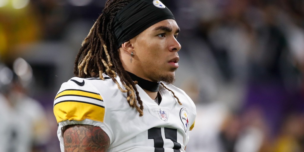 AroundTheNFL's tweet photo. Steelers WR Chase Claypool blames ball getting knocked out of hands, not celebration for lost seconds late in loss to Vikings

https://t.co/sALIHnH9GI https://t.co/5Bhg6IHa6Z