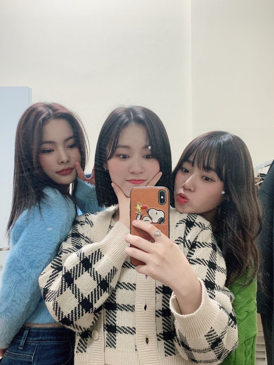 WekiMeki's tweet photo. 오늘도 아주 즐거웠던 키링들과의 만남!!! 에너지 충전 받고 갑니다~ 돌아가는 키링들 조심히 들어가요❤️❤️
#엘리유정리나 #위키미키 #시에스타 https://t.co/B1gBn6YXFG
