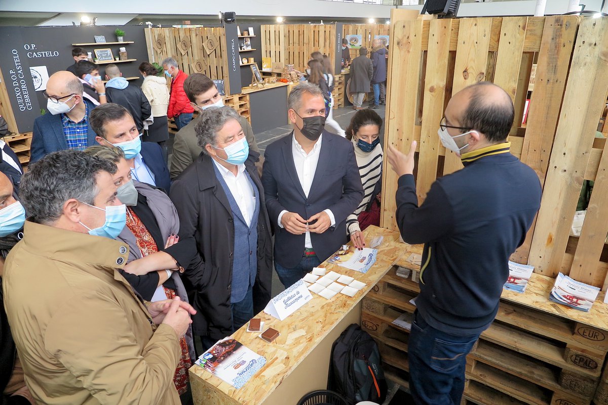 Pontevedrate's tweet photo. 👏 Xa está, xa comezou... Etiqueta Negra 2021 enche de sabor, talento e gastronomía o Recinto Feiral de Pontevedra

📌 Desde primeira hora da mañá, profesionais, alumnado e curiosos foron pasando polas ducias de postos que estarán toda a fin de semana https://t.co/iw0t38qNxa