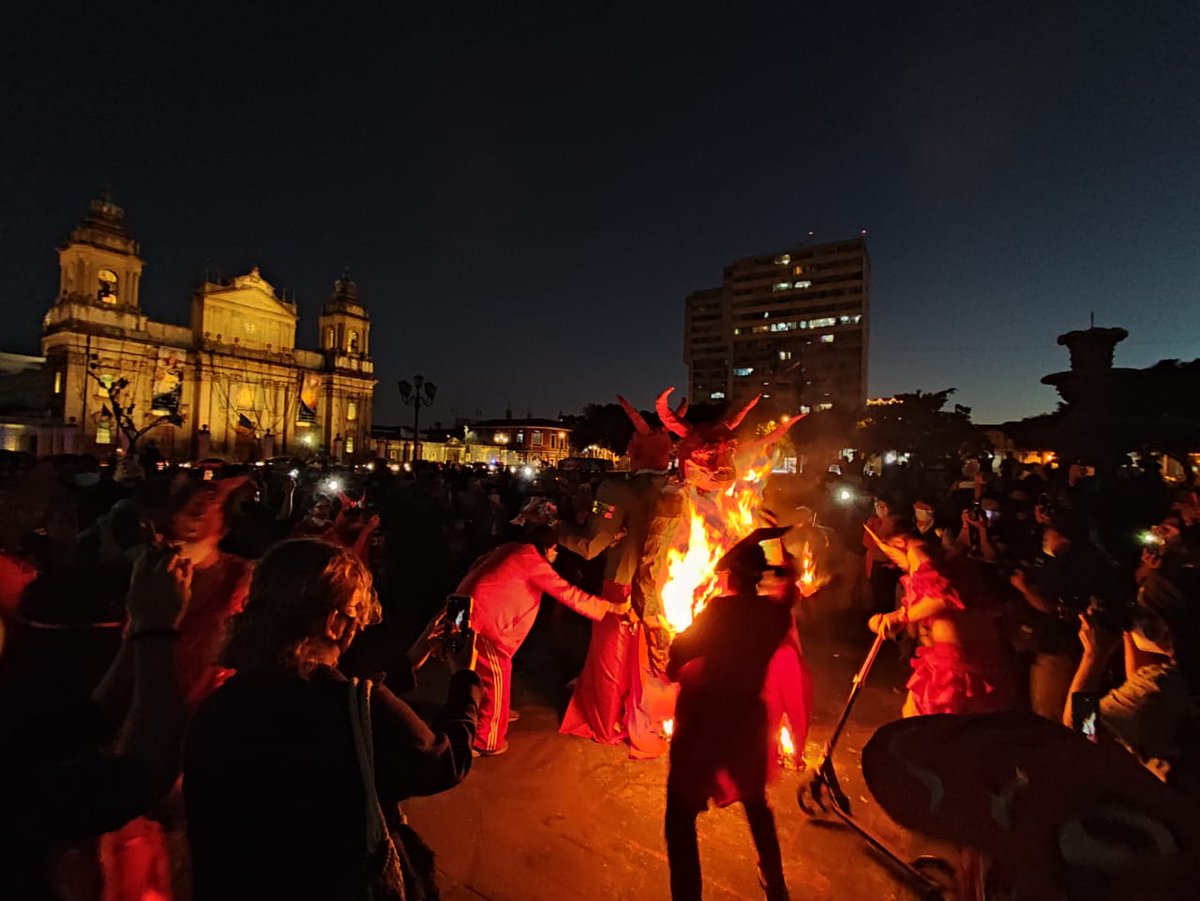 flordeapio's tweet photo. Con el apoyo logístico y de comunicación de @larevuelta_arte y @_odelca_ 

💥Gracias a lxs diablis por poner la cuerpa y la mofa, por la alegría de ver derrumbarse siquiera un poco a este CIStema, por la satanisma.💥

📷@diegoverite 
📷@renataalvarezs 
📷@jimenadary 
📷@castrogt_ https://t.co/6fECPBinwo