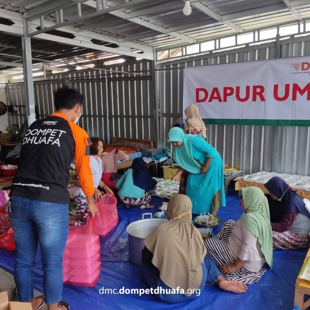 dmcddofficial's tweet photo. Layanan Dapur Umum
Tim DMC juga dibantu oleh warga menyediakan sebanyak 1000 nasi bungkus untuk para penyintas #erupsigunungsemeru #bencana #PrayForLumajang #Pray4Negeriku https://t.co/BSSsoibaSP