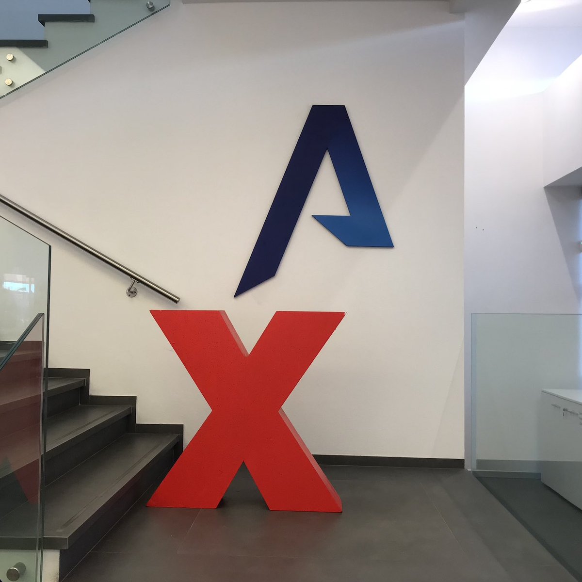 TEDxEmpoli's tweet photo. Tra qualche giorno vedrete la nostra ❌ al Palazzo delle Esposizioni di #Empoli, ma per il momento è ancora in giro per la città! Questa volta si è fermata da @VarGroup, main sponsor dell'edizione 2021.

👉🏻 Ci vediamo domenica 12!
#TEDxEmpoli #SCHEMI #MainSponsor #VarGroup https://t.co/30ipj3MyWz