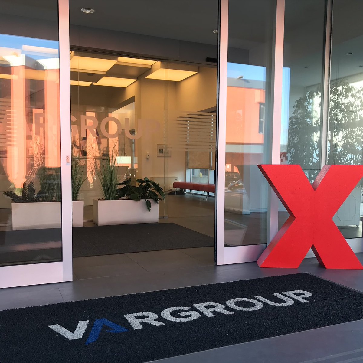 TEDxEmpoli's tweet photo. Tra qualche giorno vedrete la nostra ❌ al Palazzo delle Esposizioni di #Empoli, ma per il momento è ancora in giro per la città! Questa volta si è fermata da @VarGroup, main sponsor dell'edizione 2021.

👉🏻 Ci vediamo domenica 12!
#TEDxEmpoli #SCHEMI #MainSponsor #VarGroup https://t.co/30ipj3MyWz