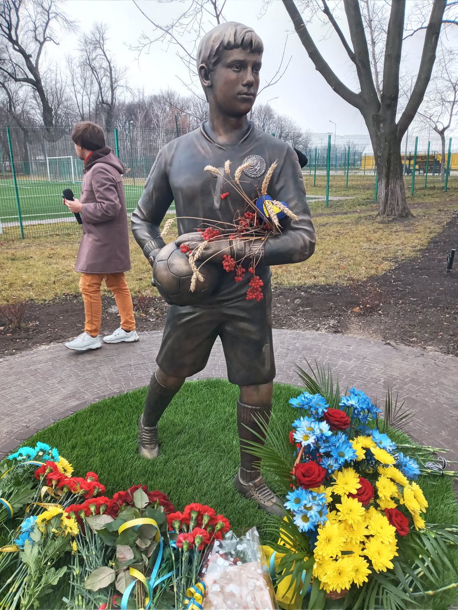 LyubochkaM's tweet photo. В Краматорську біля стадіону "Авангард" відкрили пам'ятник Степану Чубенко - народному Герою України, який загинув від рук сепаратистів за Прапор України🇺🇦 Вічна пам'ять, глибокі співчуття родині.😥🙏 https://t.co/Sg1pEKA9Hh