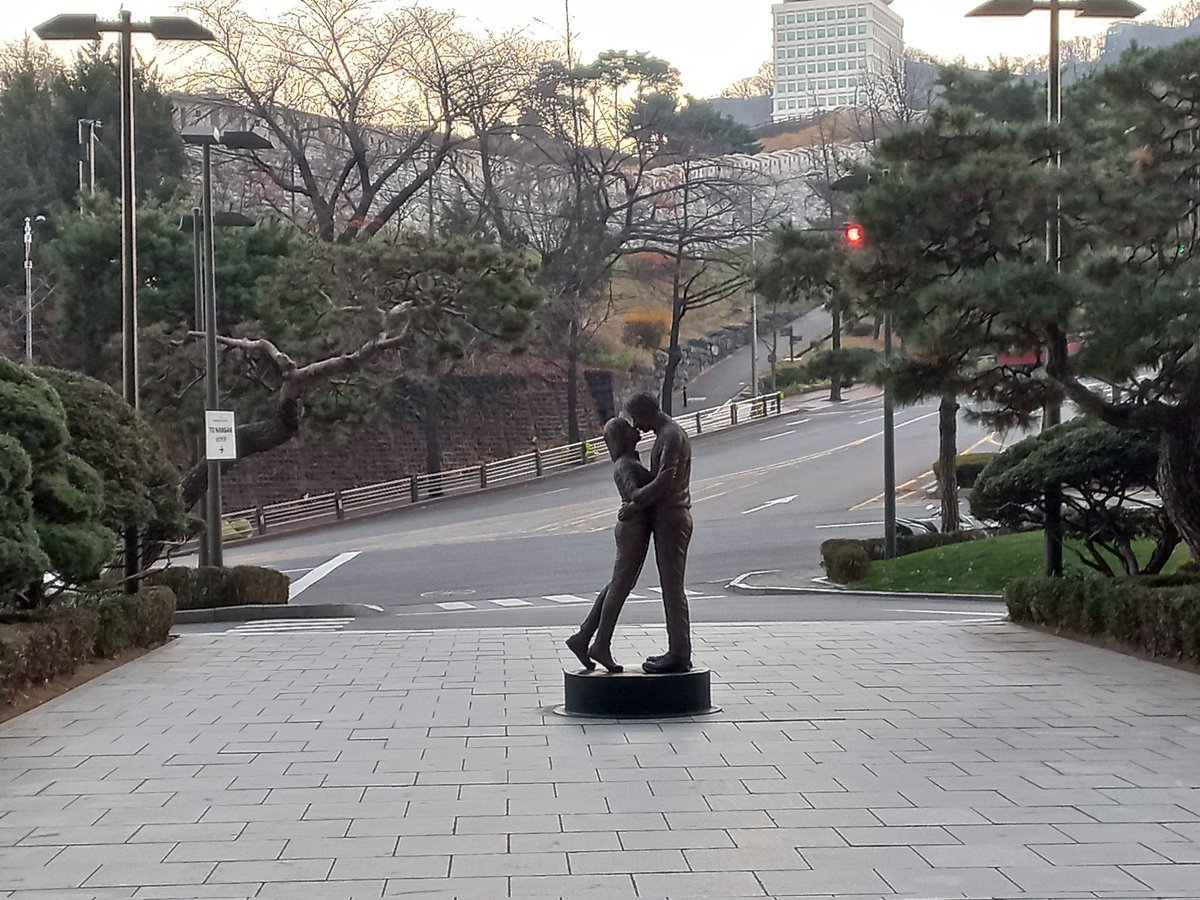 Girl8114's tweet photo. This statue/sculpture was in front of the entrance to my hotel in Seoul and I just loved it. It seemed to capture the essence of the city and how I felt being in it ♥️
#BTS #BTSARMY #Seoul #hiltonmagic #milleniumhilton #hilton #love #liveforlove https://t.co/fmIaKuMkJq