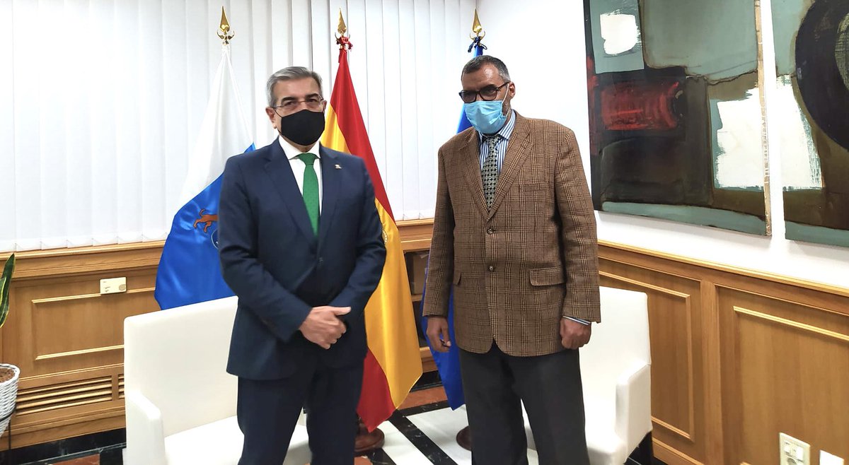 Polisario_Es's tweet photo. El vicepresidente de #Canarias y consejero de @hacienda_gobcan, @RomanRodWeb,intercambia con el primer ministro de la República Saharaui. 🇪🇭, Bucharaya Beyún, sobre la situación en el #SaharaOccidental y la solidaridad canaria con el pueblo #saharaui. 
#EucocoCanarias @EUCOCO_ https://t.co/hoXvAw0xa7