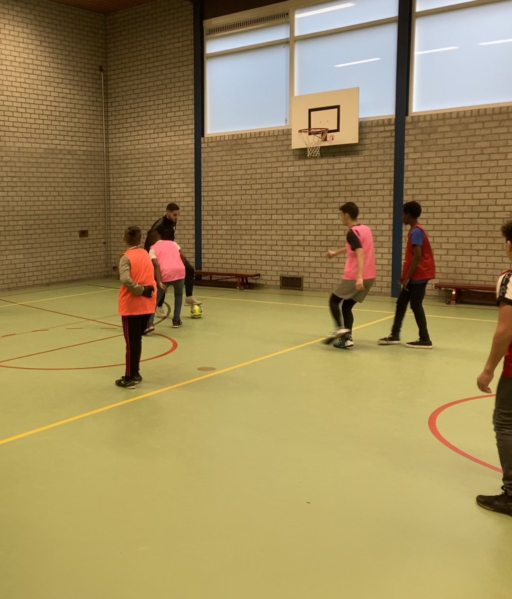 VVVFoundation's tweet photo. 𝑽𝒐𝒆𝒕𝒃𝒂𝒍 𝒊𝒔 𝒗𝒐𝒐𝒓 𝒊𝒆𝒅𝒆𝒓𝒆𝒆𝒏!

Iedere week verzorgen we een zaalvoetbaltraining voor ISK-leerlingen van het Valuascollege. Deze leerlingen (12+) wonen max 3 jaar in Nederland.

Het geeft ons voldoening om deze jongeren de kans te bieden te komen zaalvoetballen.⚽ https://t.co/Jo5qRWqPaP