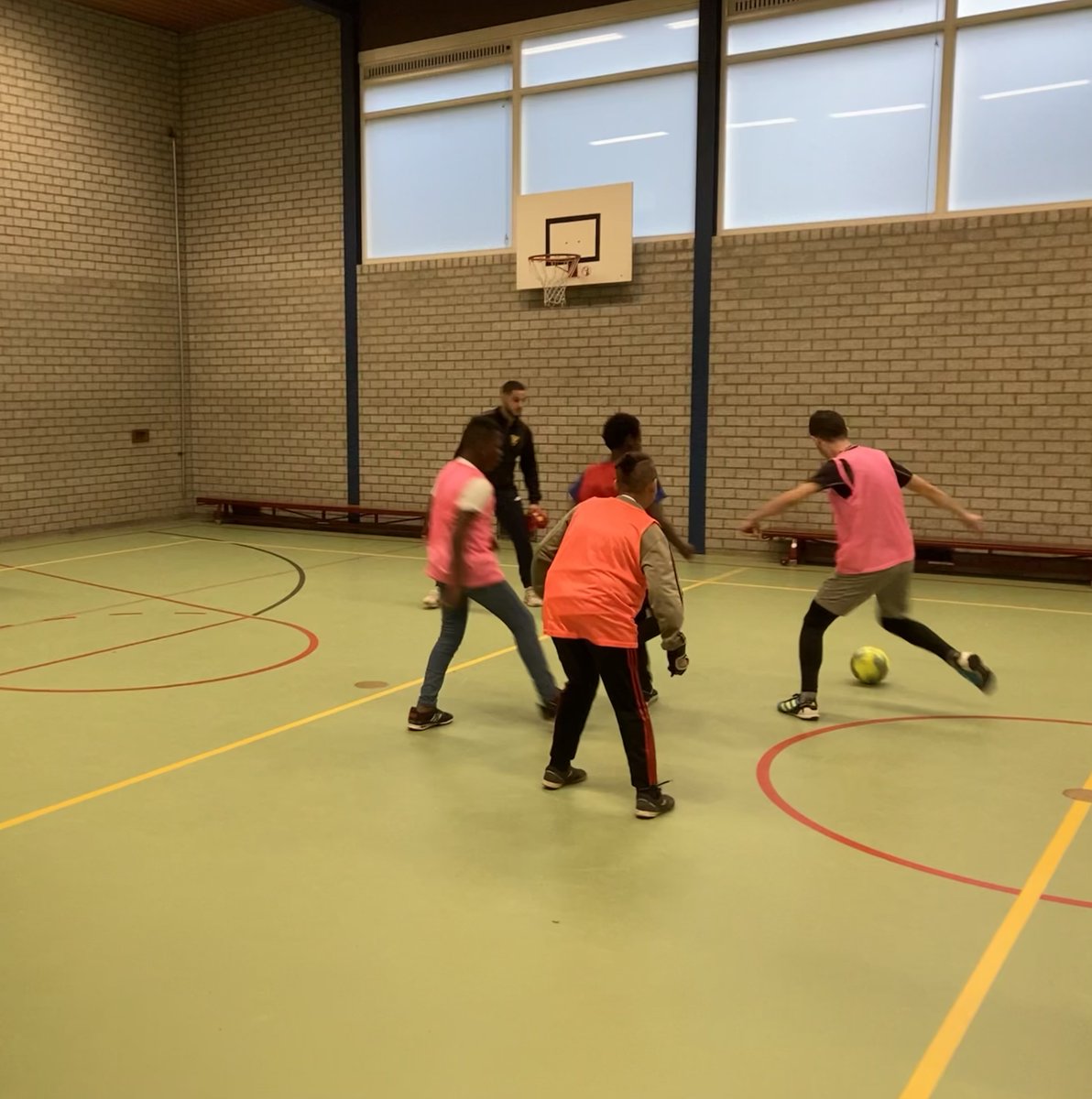 𝑽𝒐𝒆𝒕𝒃𝒂𝒍 𝒊𝒔 𝒗𝒐𝒐𝒓 𝒊𝒆𝒅𝒆𝒓𝒆𝒆𝒏!

Iedere week verzorgen we een zaalvoetbaltraining voor ISK-leerlingen van het Valuascollege. Deze leerlingen (12+) wonen max 3 jaar in Nederland.

Het geeft ons voldoening om deze jongeren de kans te bieden te komen zaalvoetballen.⚽