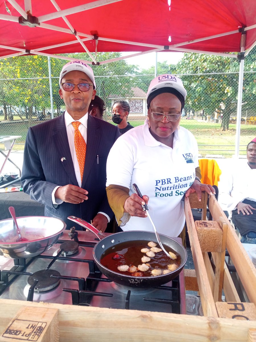 eat_modified's tweet photo. There is nothing more gratifying than watching stakeholders consume the genetically modified beans (black eyed pea) during the @OFABnigeria @USDA eating-is-believing experience🍲.
Its great to see Nigerian consumers enjoying #GMFood. #BiotechRocks #EatModified @AATFMRCowpea https://t.co/kNVfwXmwdc