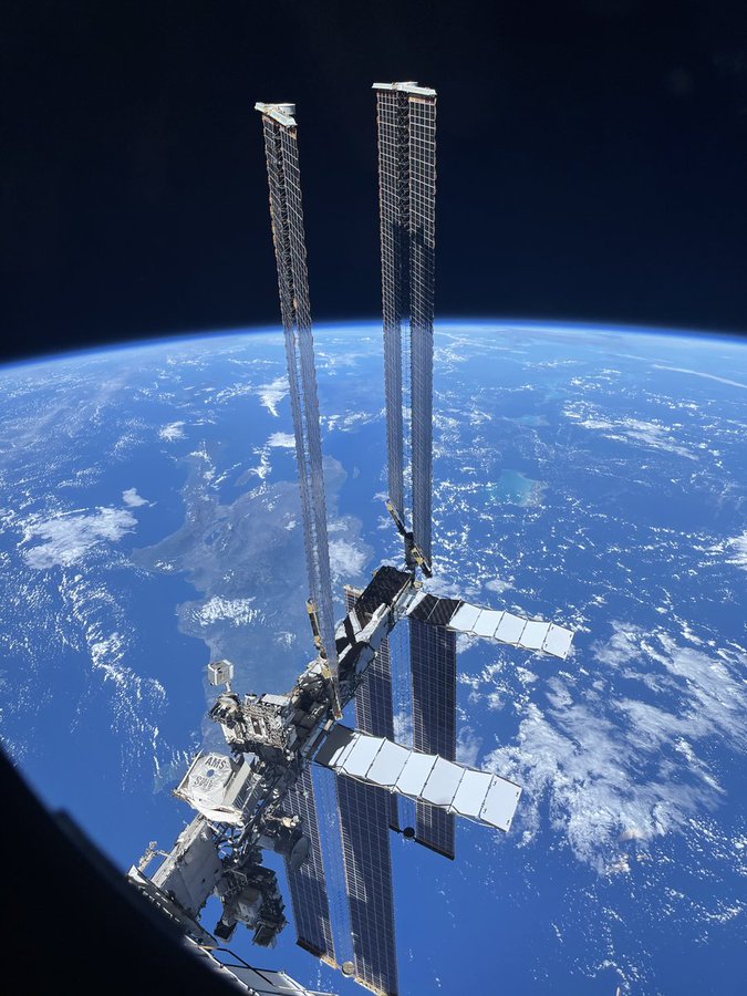 宇宙旅行中の前澤友作氏 Iphoneで撮影した地球の写真が話題に ライブドアニュース