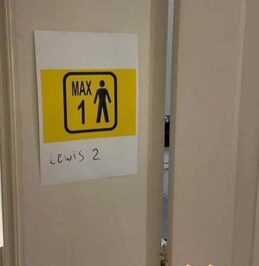 LucienBaard's tweet photo. Max-koorts overal. Zelfs bij het toilet van ziekenhuis MST.  
@Max33Verstappen @MaVic009 @robertdoornboss @Olav_Mol @redbullracing 
(via @tweeturuloog)
#AbuDhabiGP #F1 https://t.co/XskouYV9hW