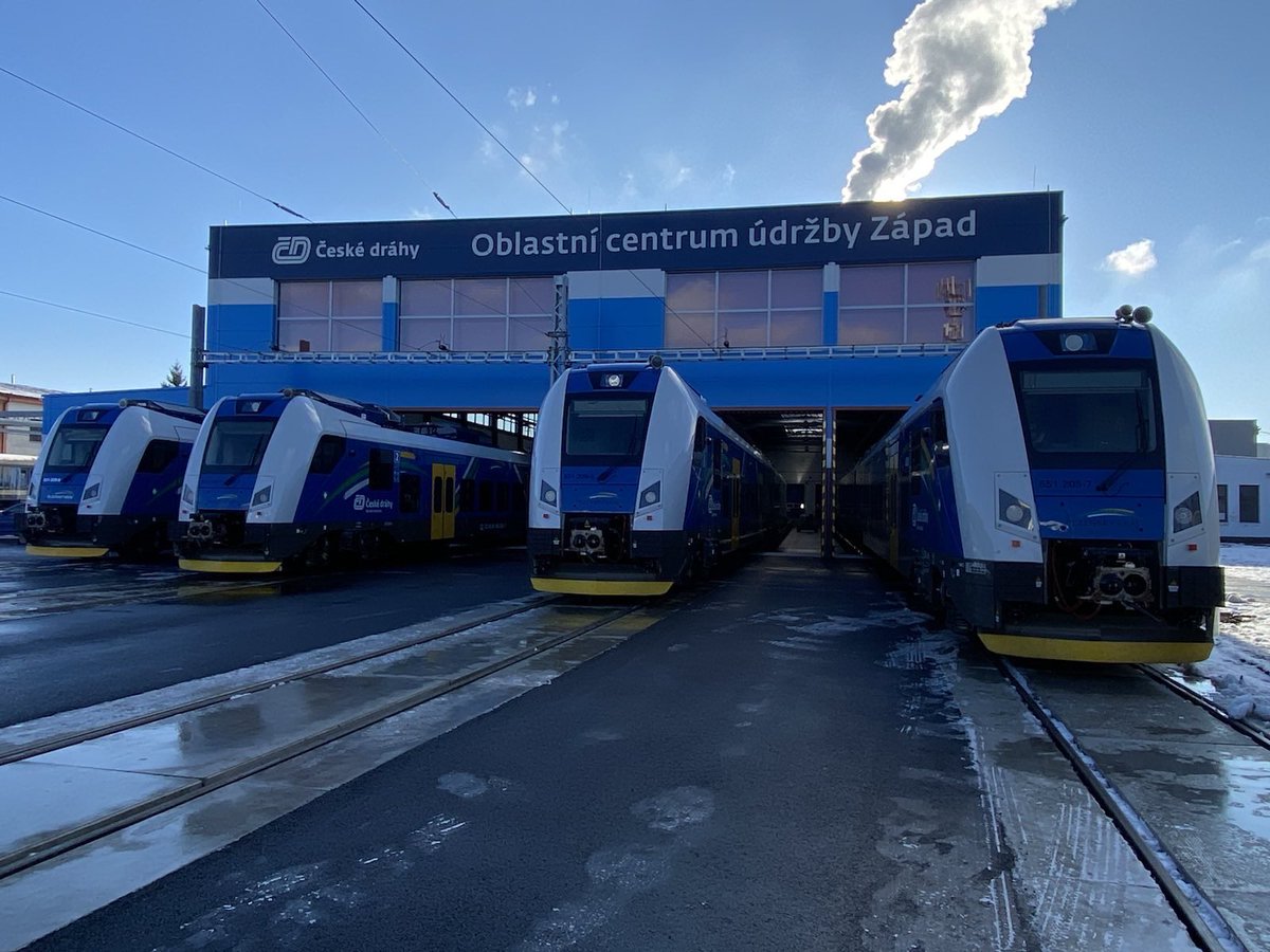 Tesim sa z dnesnych fotiek z Plzne, skoda ze sme nemali taky velky baliaci papier, aby vsetky nove vlacky a nova hala, mohli simbolizovat vianocny darcek cestujucim🎁 zelam vela stastnych km