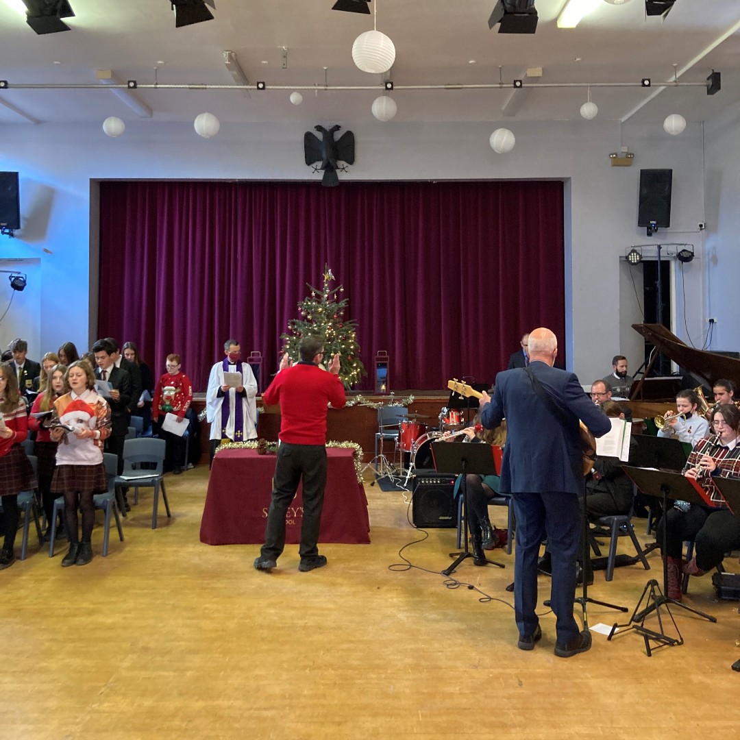 SexeysSchool's tweet photo. Our Christmas Carol Service went virtual today. A big thank you to everyone who took part and to all the students who joined in from their classrooms. From all the staff and students we wish you all a very Merry Christmas and a Happy New Year.  @SexeysSixth @sexeysboarding https://t.co/27e0vFAzZ4