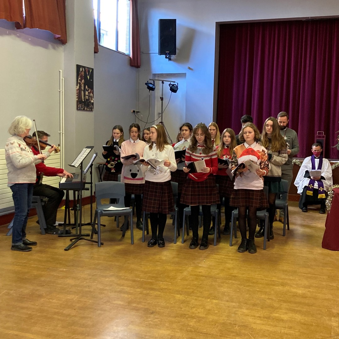 SexeysSchool's tweet photo. Our Christmas Carol Service went virtual today. A big thank you to everyone who took part and to all the students who joined in from their classrooms. From all the staff and students we wish you all a very Merry Christmas and a Happy New Year.  @SexeysSixth @sexeysboarding https://t.co/27e0vFAzZ4